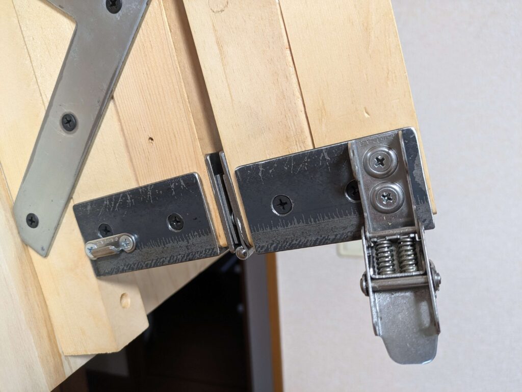 折りたたみはしごヒンジ部のパチン錠（タキゲンC-1537-A-3）開状態