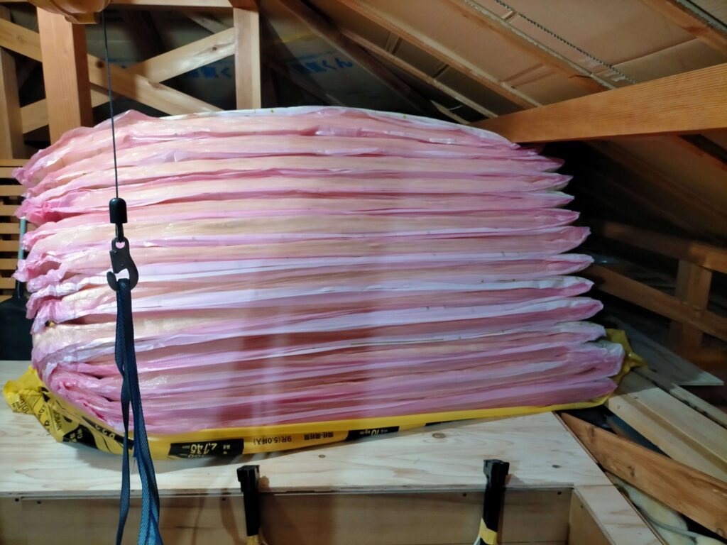 グラスウール1束を開封した状態(圧縮されている)