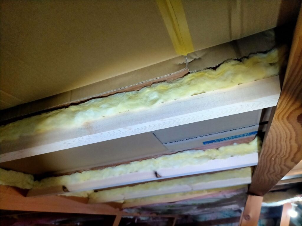 下地材の間へグラスウール断熱材を充填(東側)
