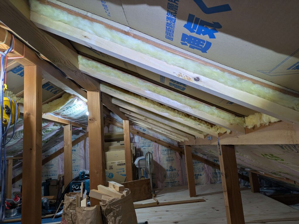 下地材の間へグラスウール断熱材を充填(西側)