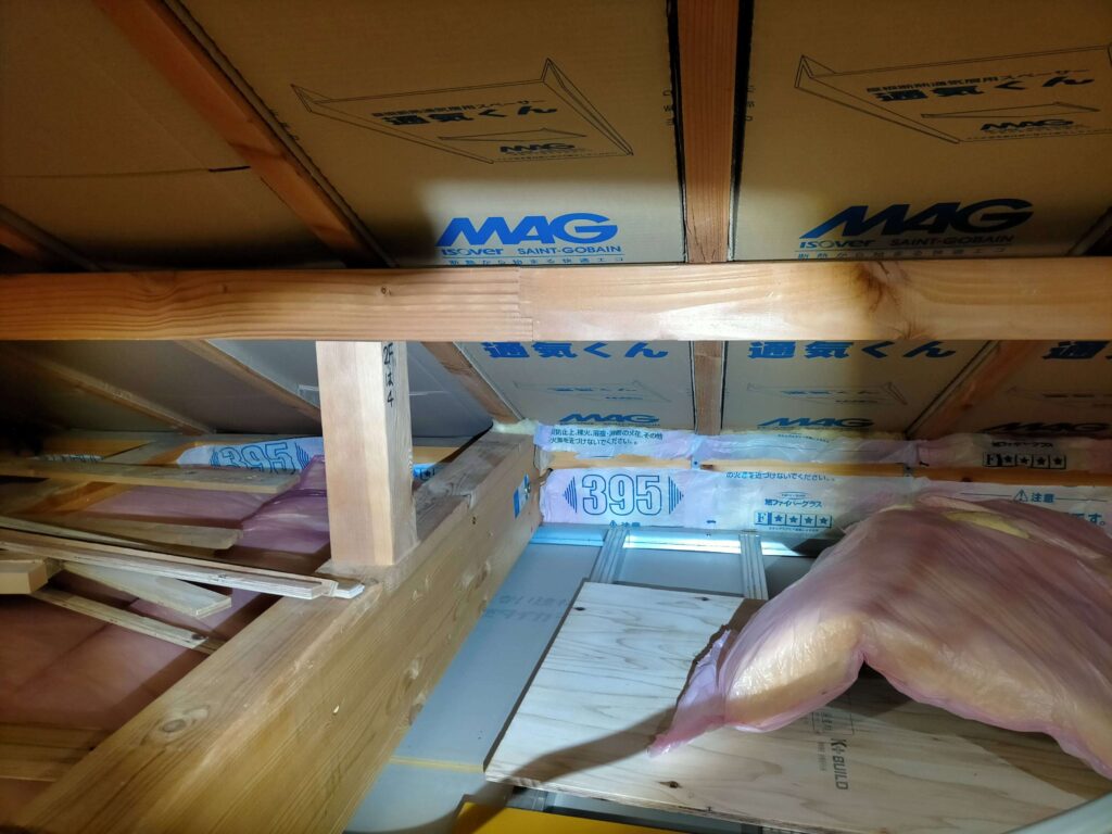 桁にも三角柱の形状に切り出したグラスウールを充填