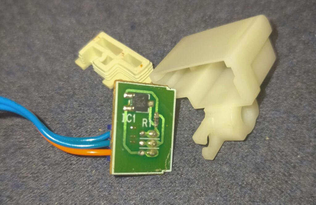 TOTO ウォシュレットホールICをケースから取り出した状態