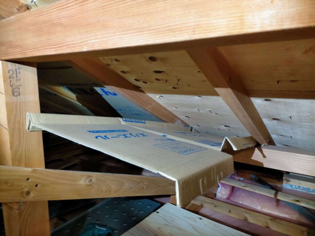 自作の通気スペーサーを屋根垂木へ固定した状態