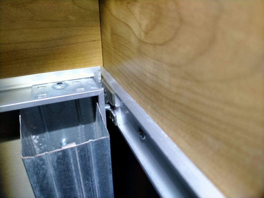 鉄板を加工した樹脂ヒンジ受け補強材取付後（強度確保）