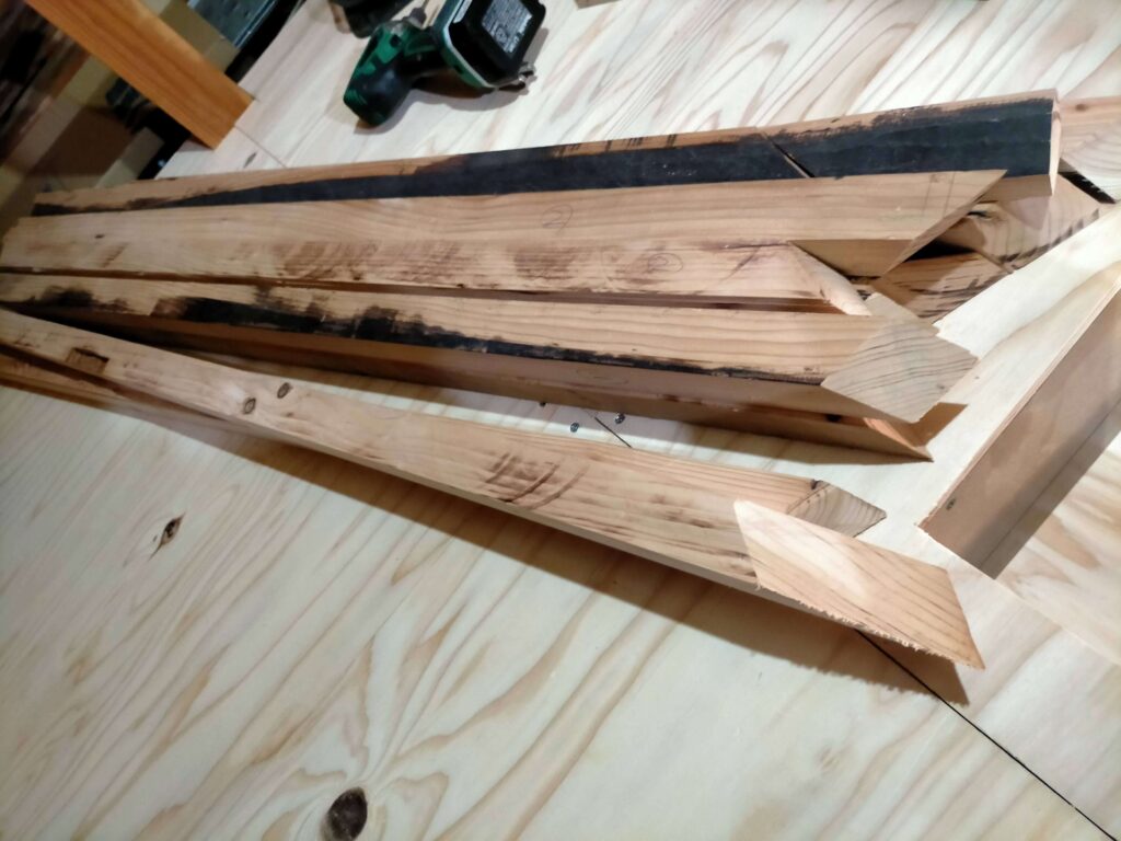 寄棟部分の通気くん固定用下地材(角度カット済み)