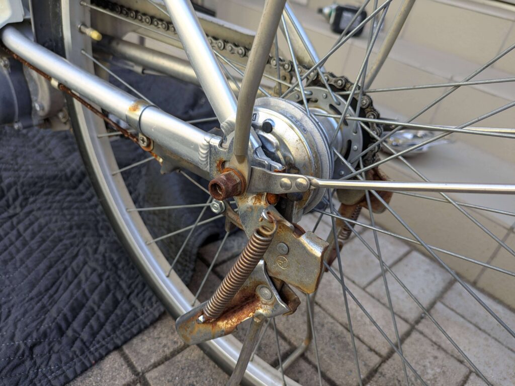 電動自転車後輪のハブナットを外す前の左側