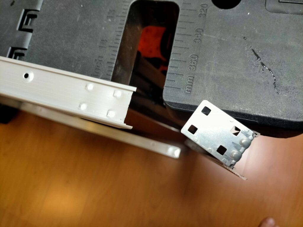 アルミ天井点検口コーナージョイントを外す作業途中