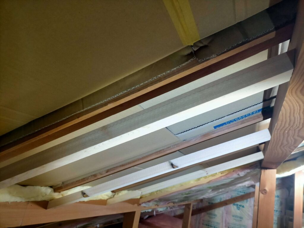 グラスウール断熱材をとめる下地材を垂木に固定(東側)