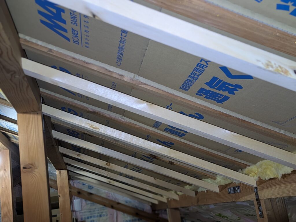 グラスウール断熱材をとめる下地材を垂木に固定(西側)