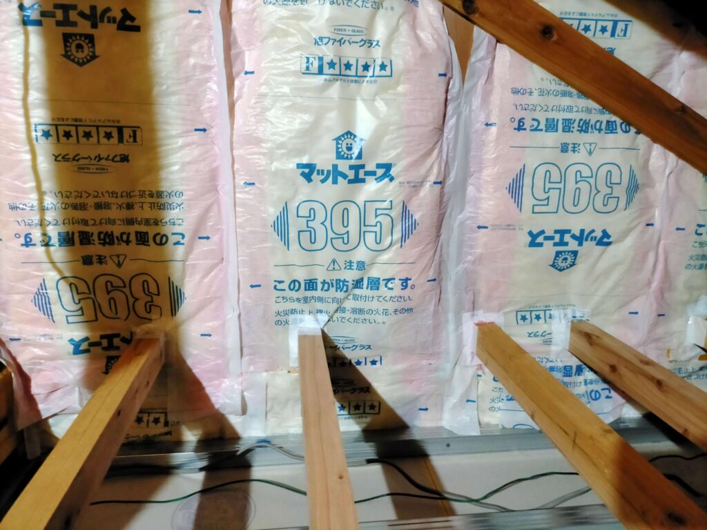 断熱材を貫いて小屋梁へ根太を乗せた部分を気密防水テープで補修