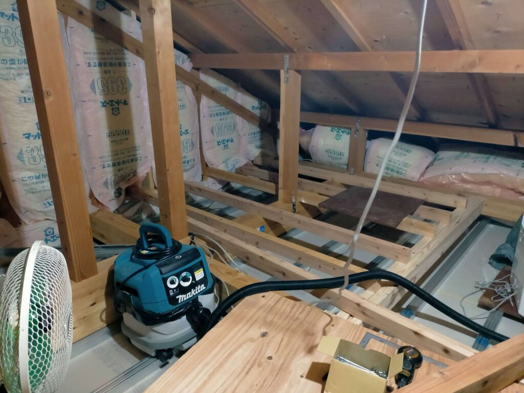 根太を450mmピッチで配置する作業（床張りの基礎）