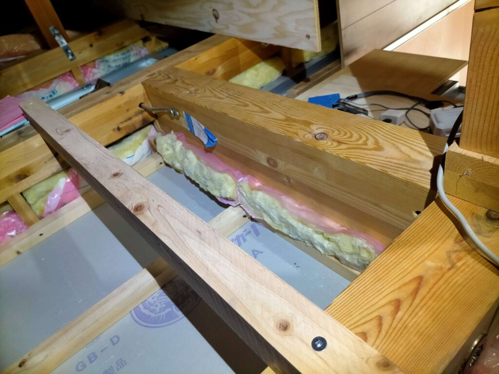 根太を根太ビス（若井産業 根太ロックスクエア 5.0×120mm）で固定