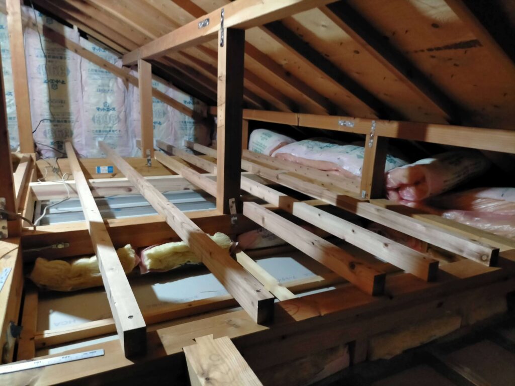 小屋裏収納の根太を順次入れていく作業