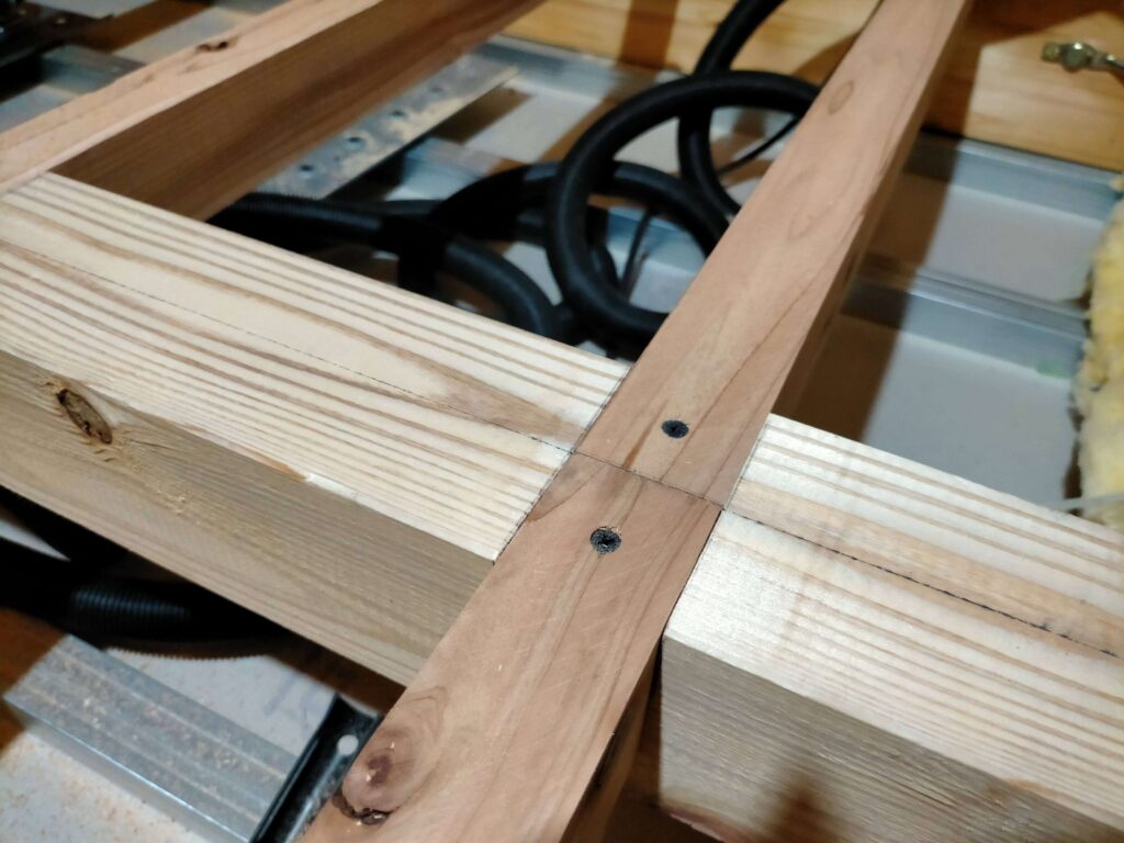 大引きのほぞに組み込んだ根太をビスで固定