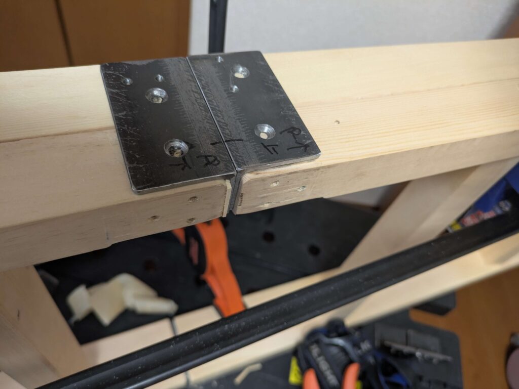 木片を使って折りたたみはしごの長さを調整する作業