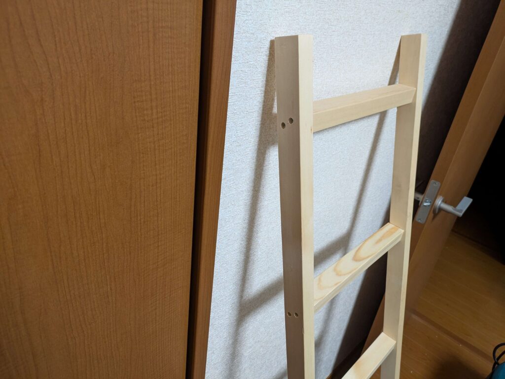 天井はしごの踏ざんを支柱にビス2本で固定する作業