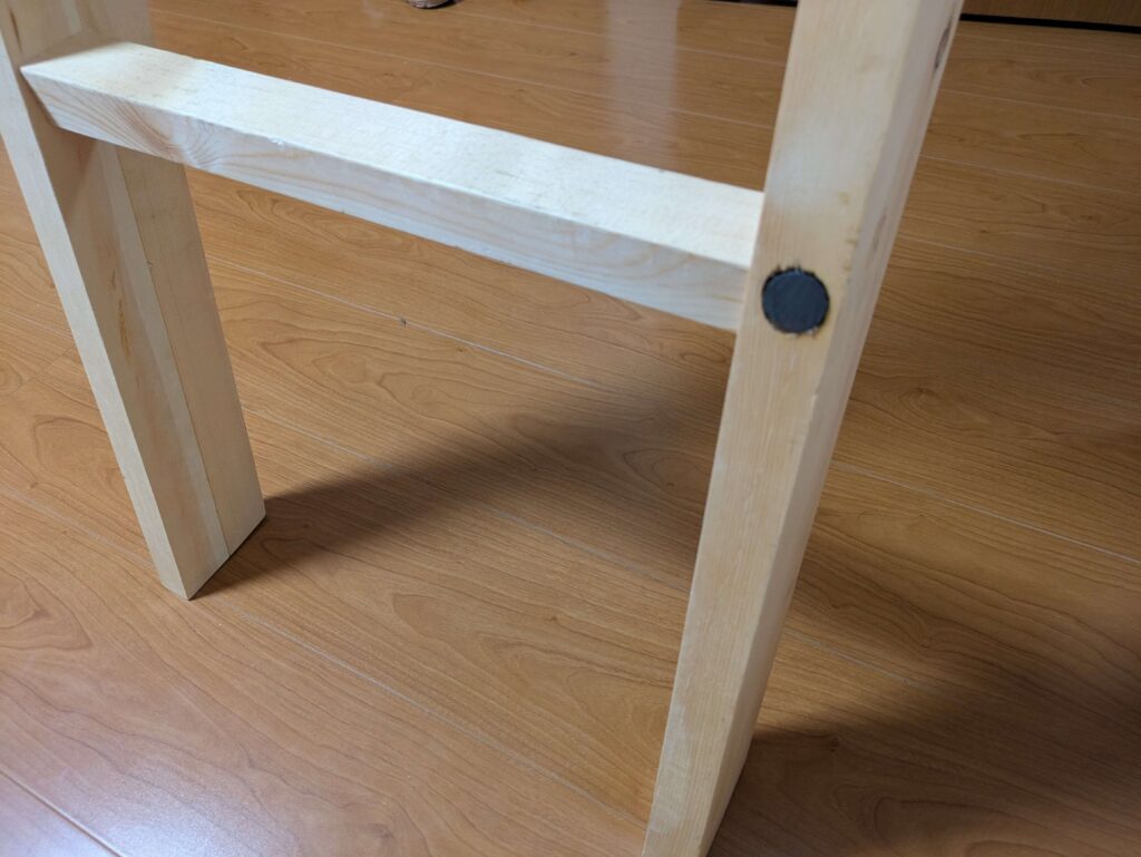 下段はしごに埋め込んだ磁石（100均磁石3枚重ね）