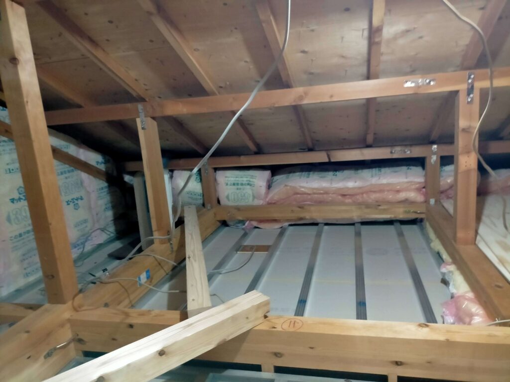 切り出した杉大引き90×90×1820mm 2本（別角度から撮影）