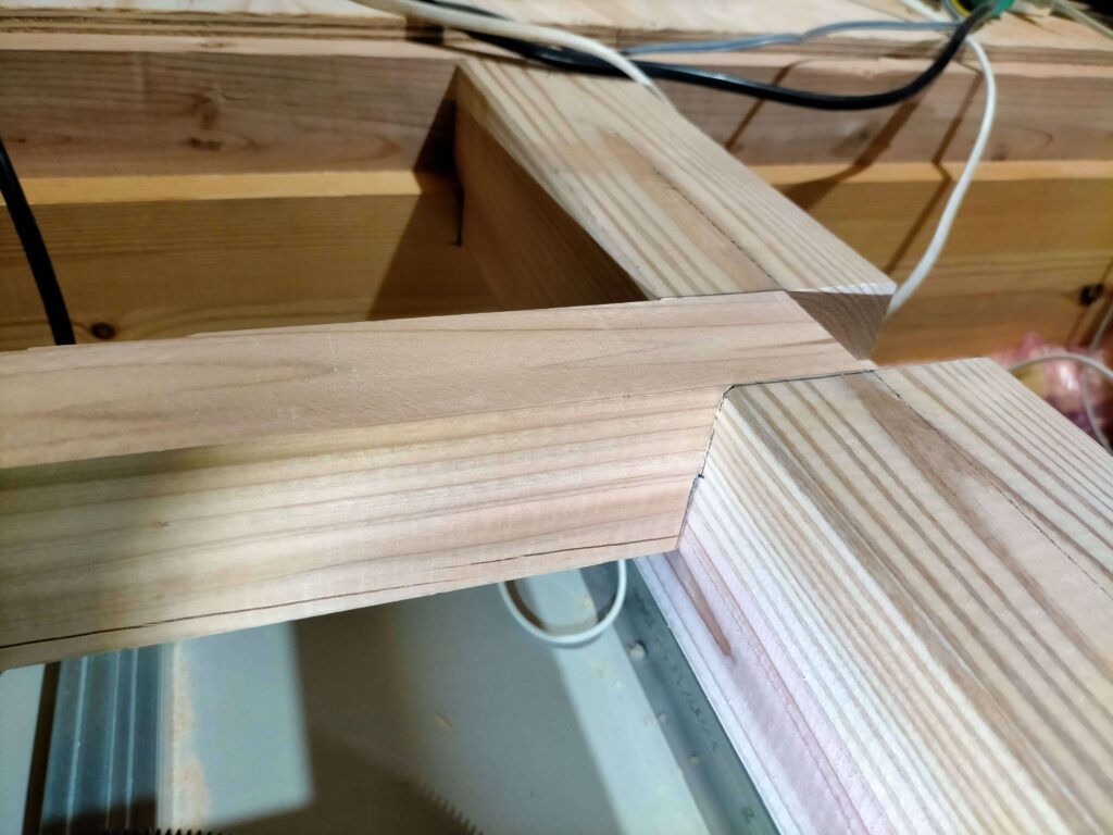 大引きのほぞに根太を組み込む様子