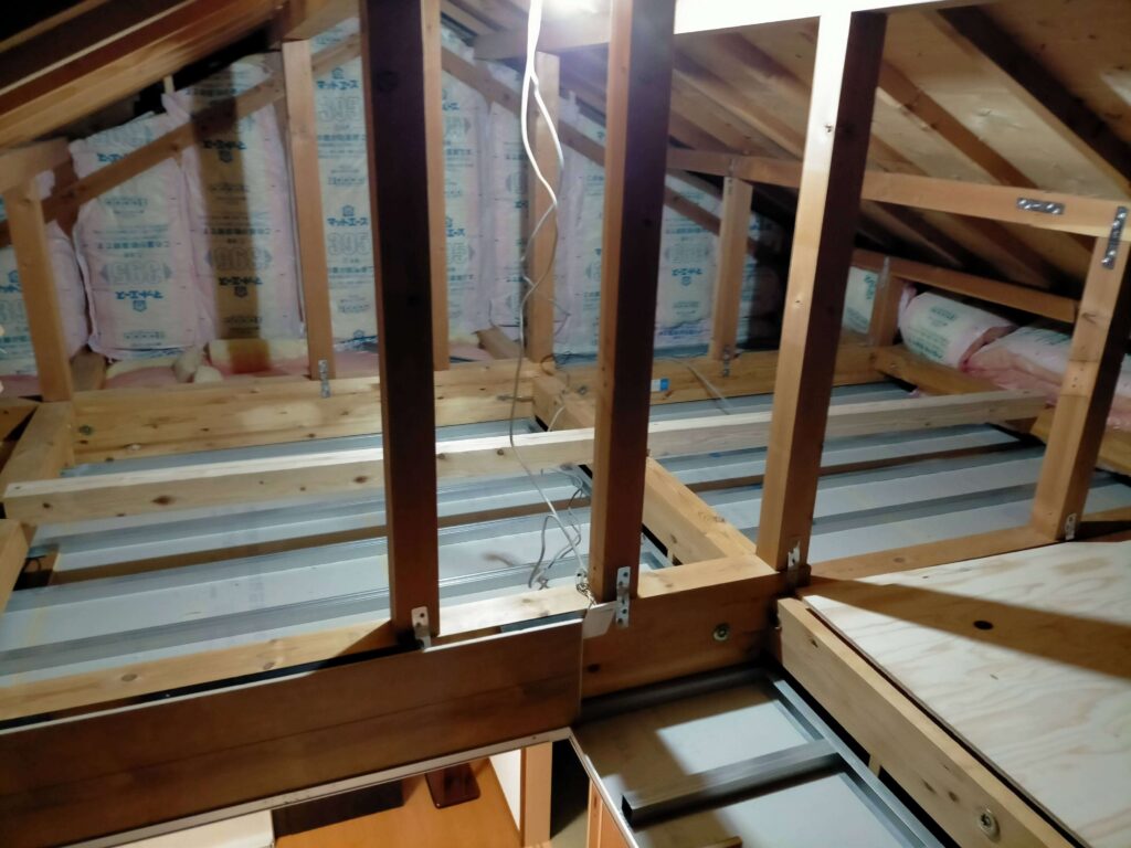 小屋裏に切り出した大引きを仮置きした状態