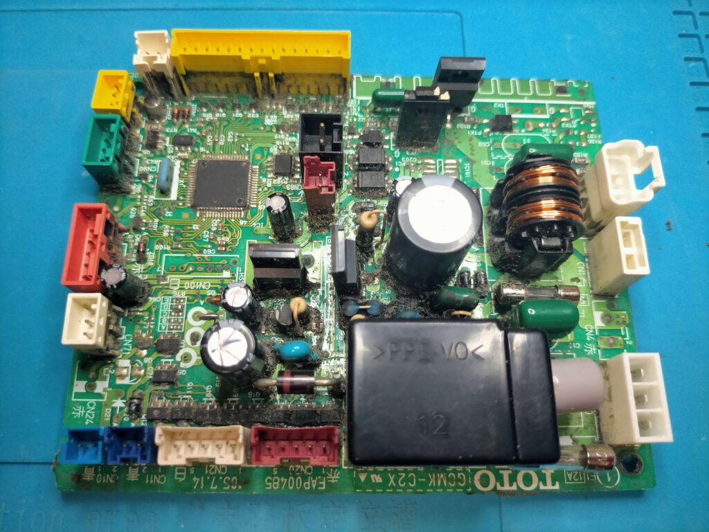 樹脂ポッティングを剥がしたTOTO ウォシュレットメイン基板（別角度）