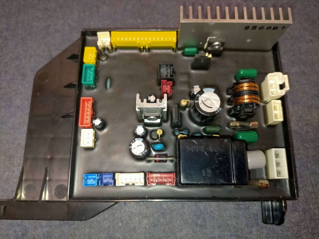 樹脂ポッティングされたTOTO ウォシュレットメイン基板