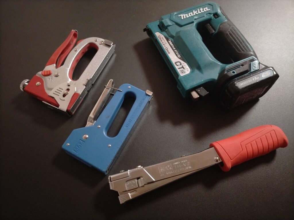 手動タッカーと充電式電動タッカーの比較(屋根断熱DIYに電動が必須)