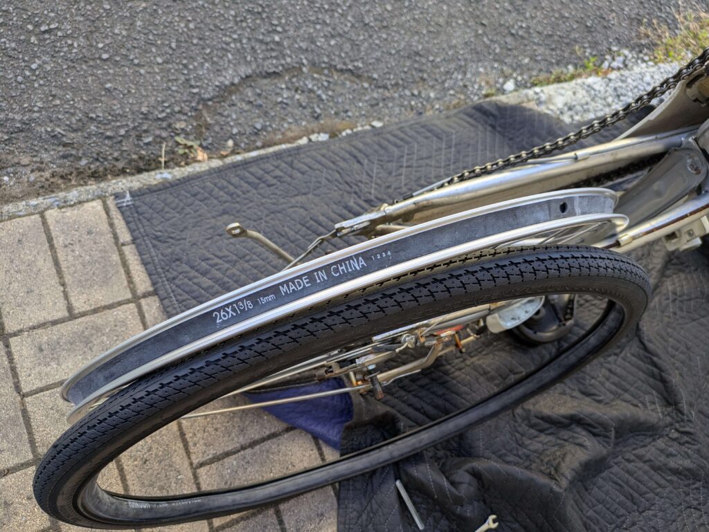 新しいリムバンド（15mm幅）を入れた状態（パンク防止）