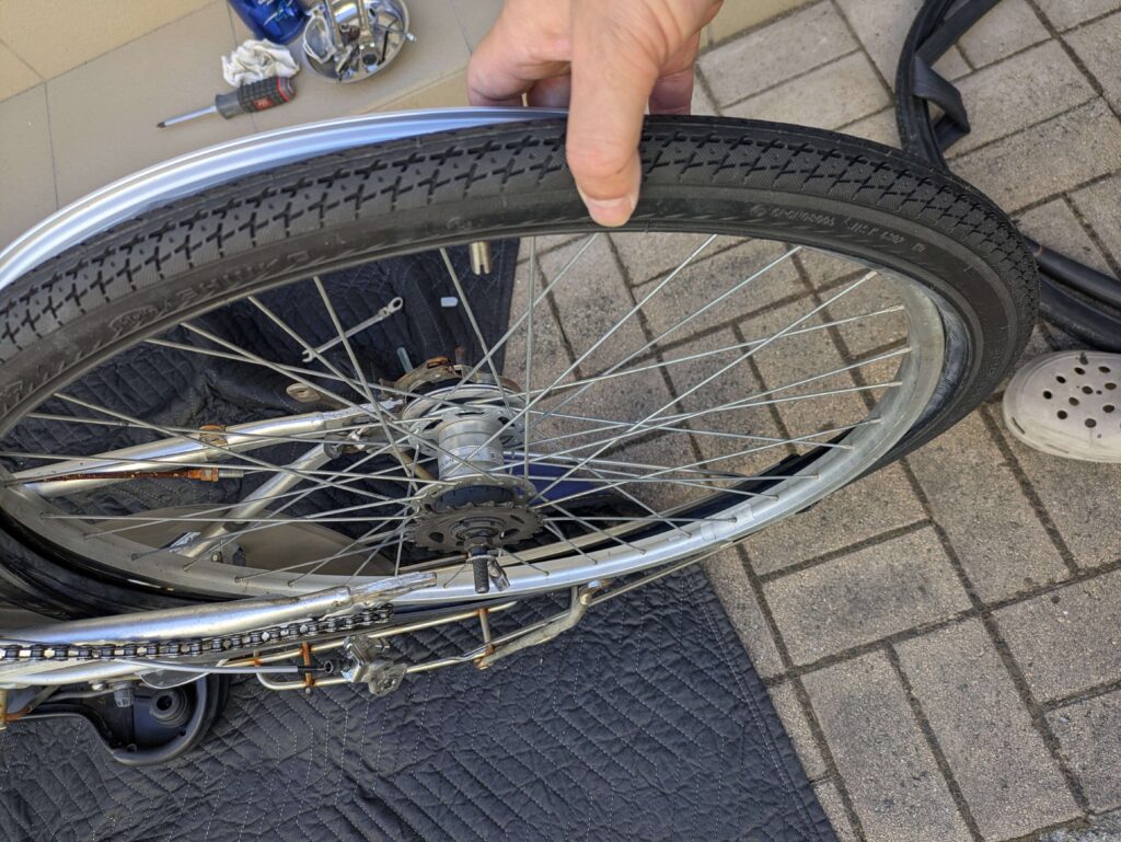 新しいタイヤをリムに組み込んでいる作業中