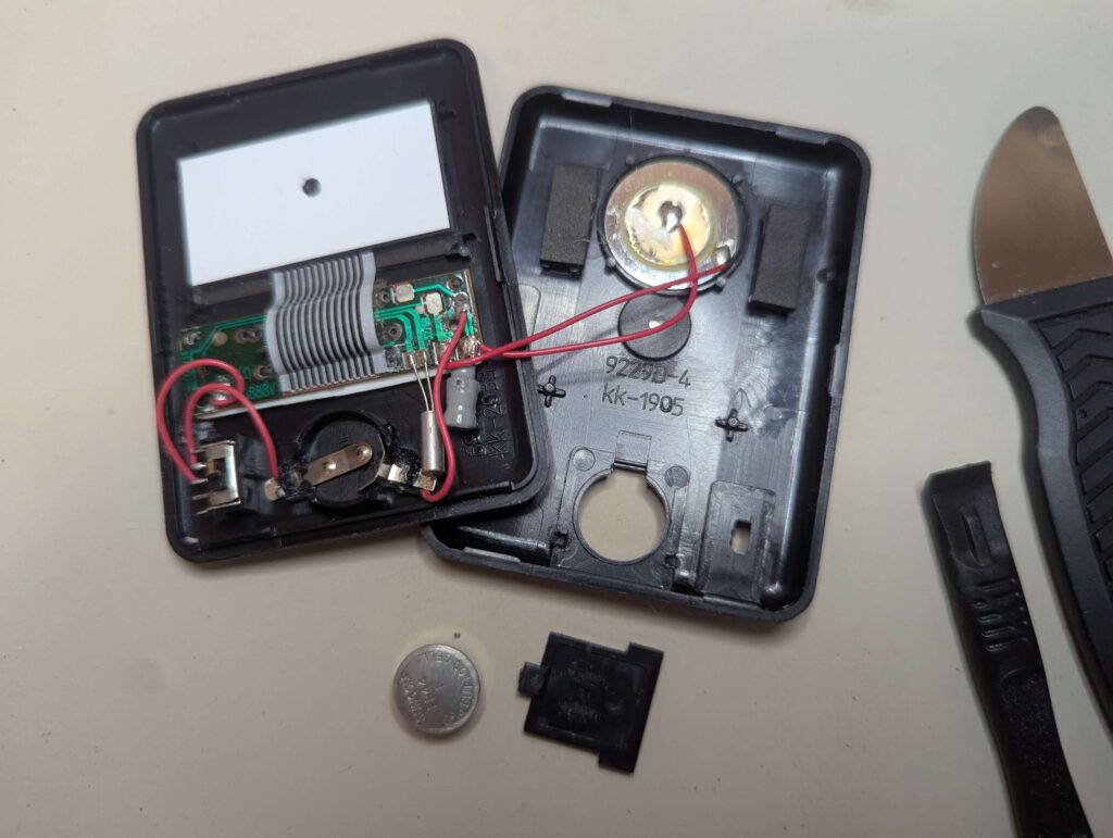 分解したキッチンタイマー内部の基板と電池ボックスの状態