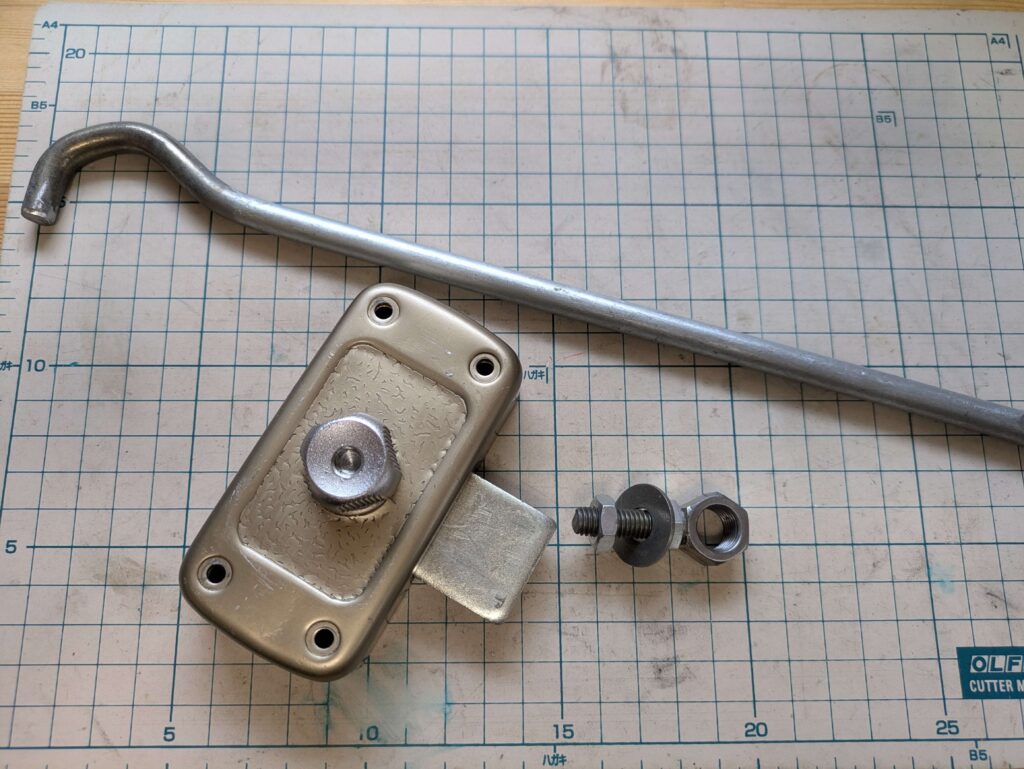 開閉棒とラッチとラッチノブ延長部品（パンタジャッキハンドル改造）
