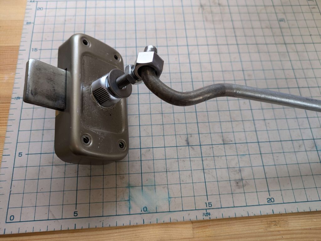 開閉棒とラッチノブ延長部品の仮組み