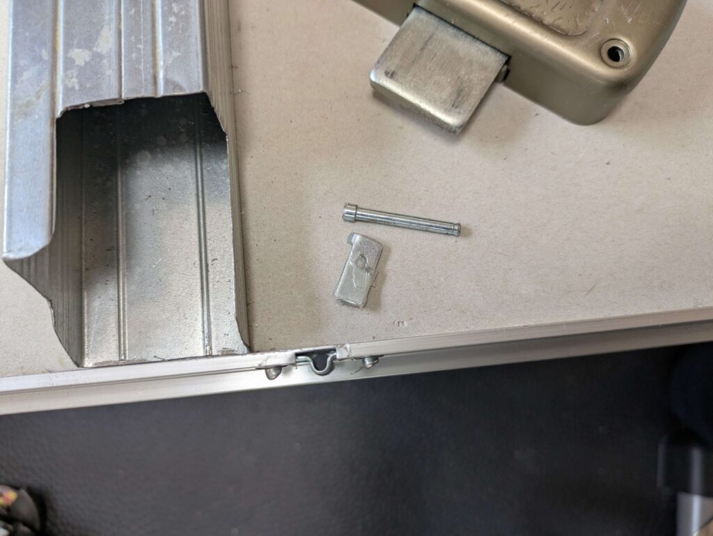 元付いていた600mm点検口用ラッチを取り外す作業