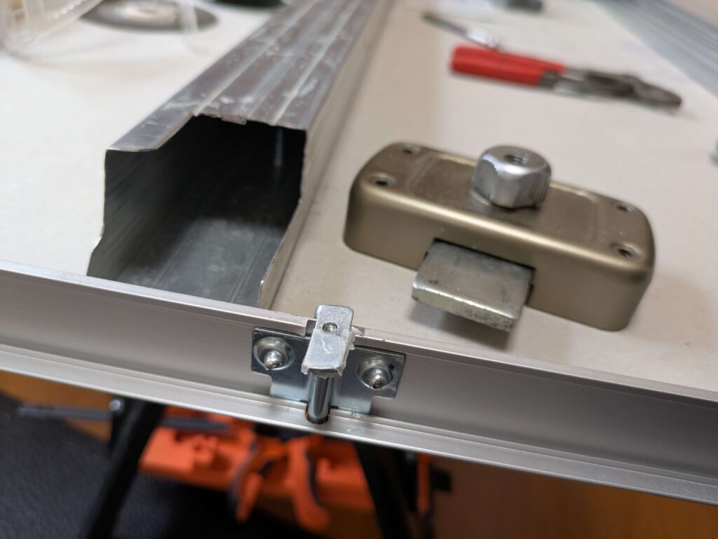 元付いていた600mm点検口用ラッチと新たに取り付ける防犯用ラッチの比較