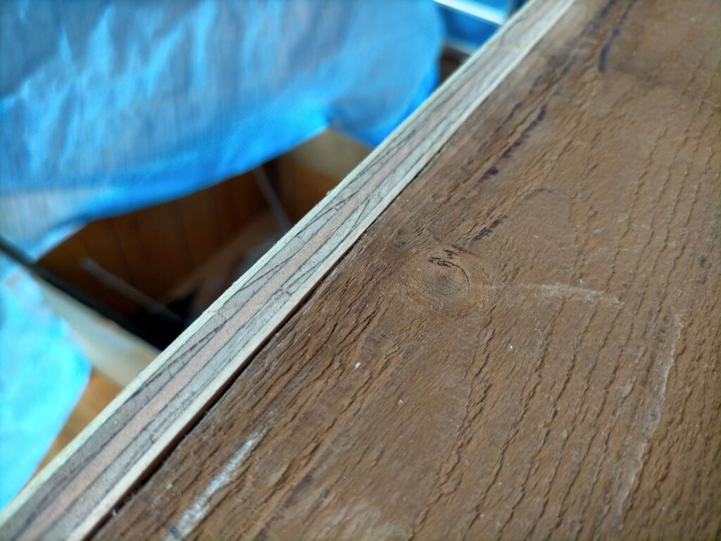 外枠のフローリング材の上端をマルチツールで切り揃えた後のイメージ写真2