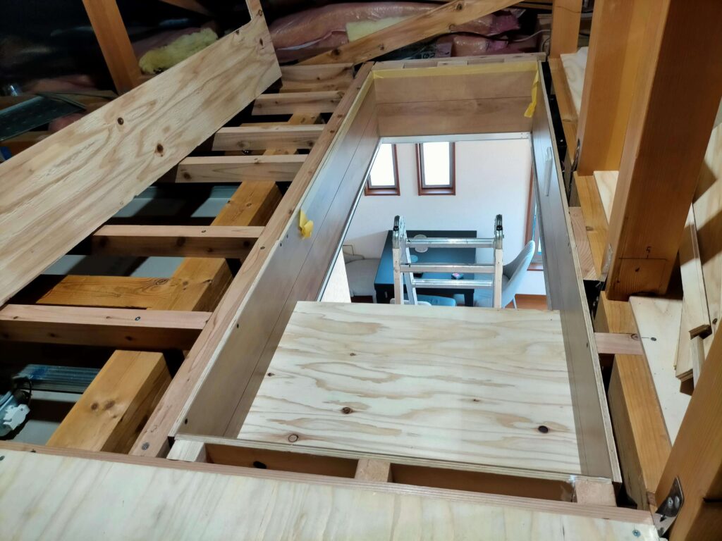 外枠のフローリング材の上端をマルチツールで切り揃えた後（実物）