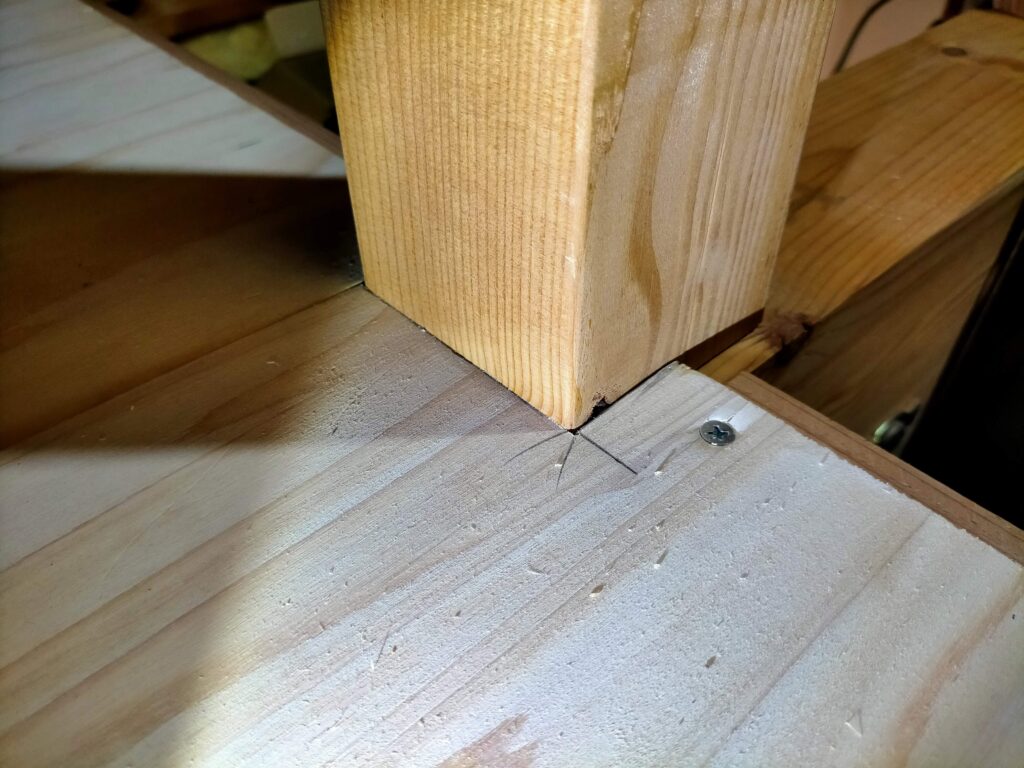 束柱周りに合板を隙間なく敷き詰めた状態