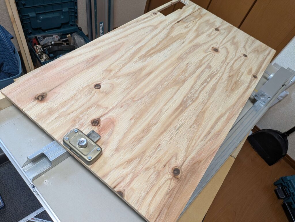 扉用合板に防犯用ラッチを取り付ける作業