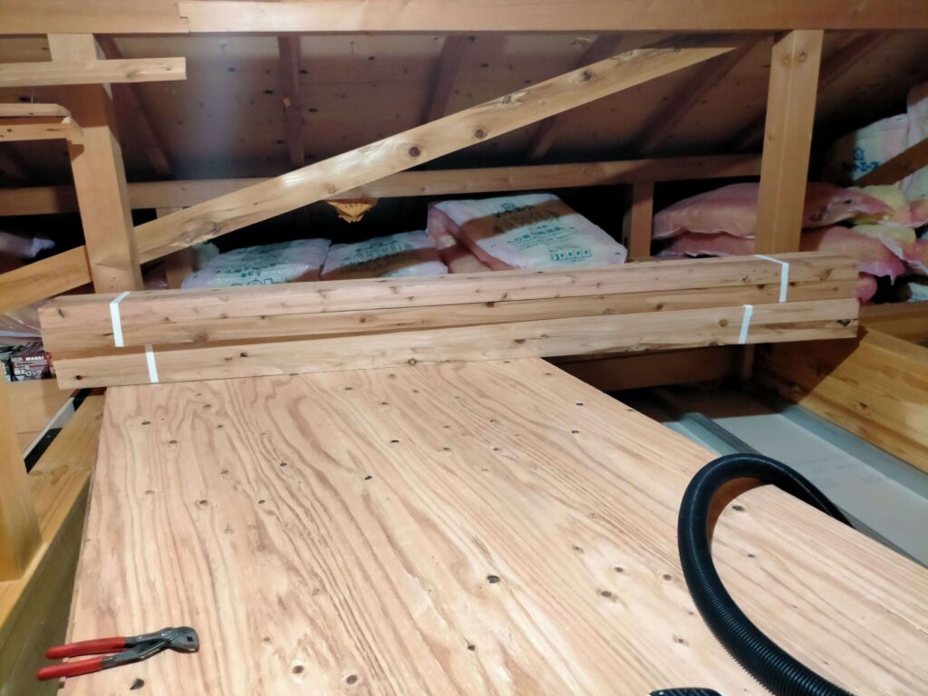 小屋裏に運び入れた構造用合板と根太材（杉KD 45×60mm）