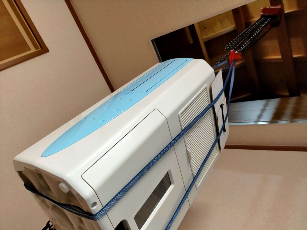 真夏の屋根裏作業用に搬入したスポットクーラー（どこでもクーラー）