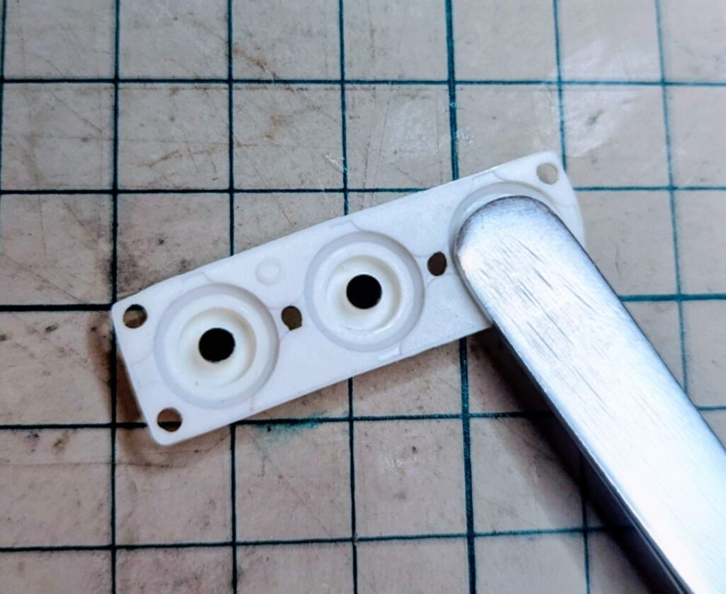 ピンセットでアルミホイルを押さえ、余分な接着剤を取り除き通電を確保すし圧着する