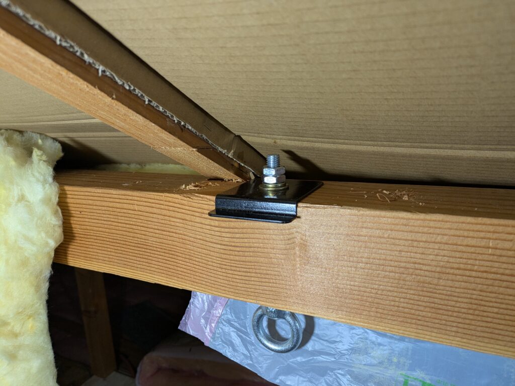 母屋（もや）に取り付けた長ネジとアイナット（スプリングバランサー用）