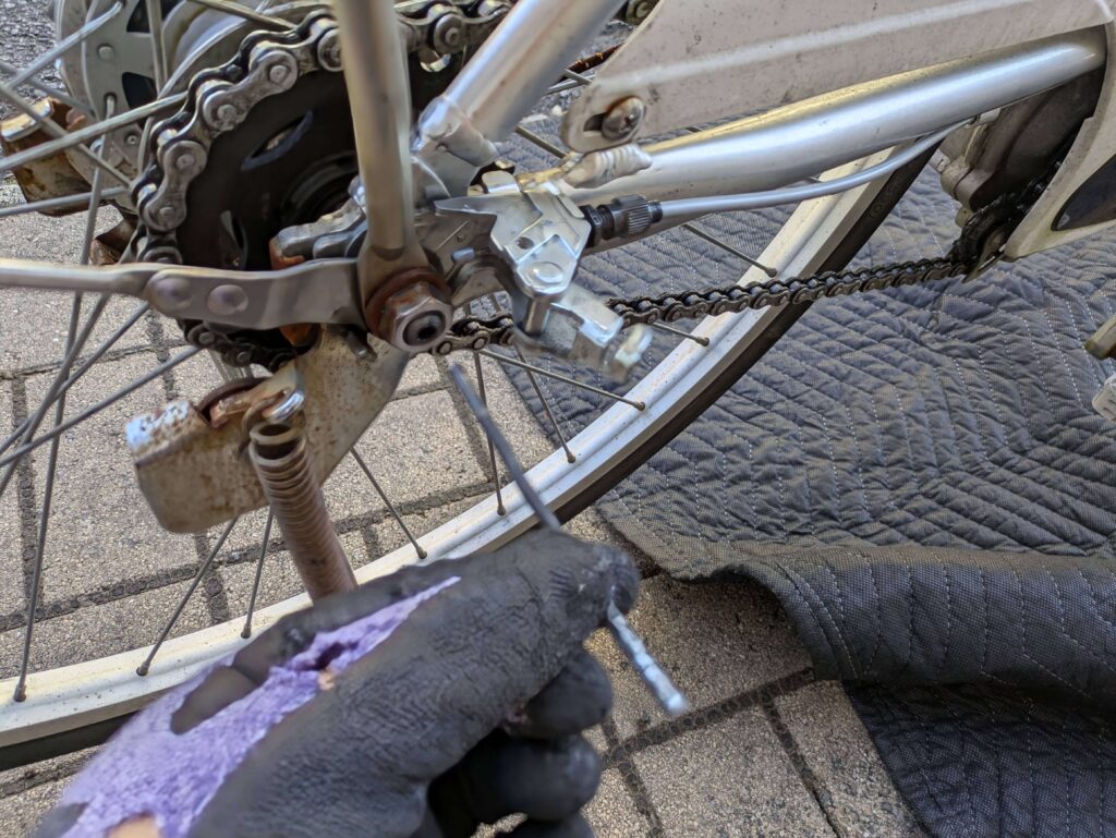 内装3段変速機のプッシュロッドを抜く（作業中の曲がり防止のため保管）