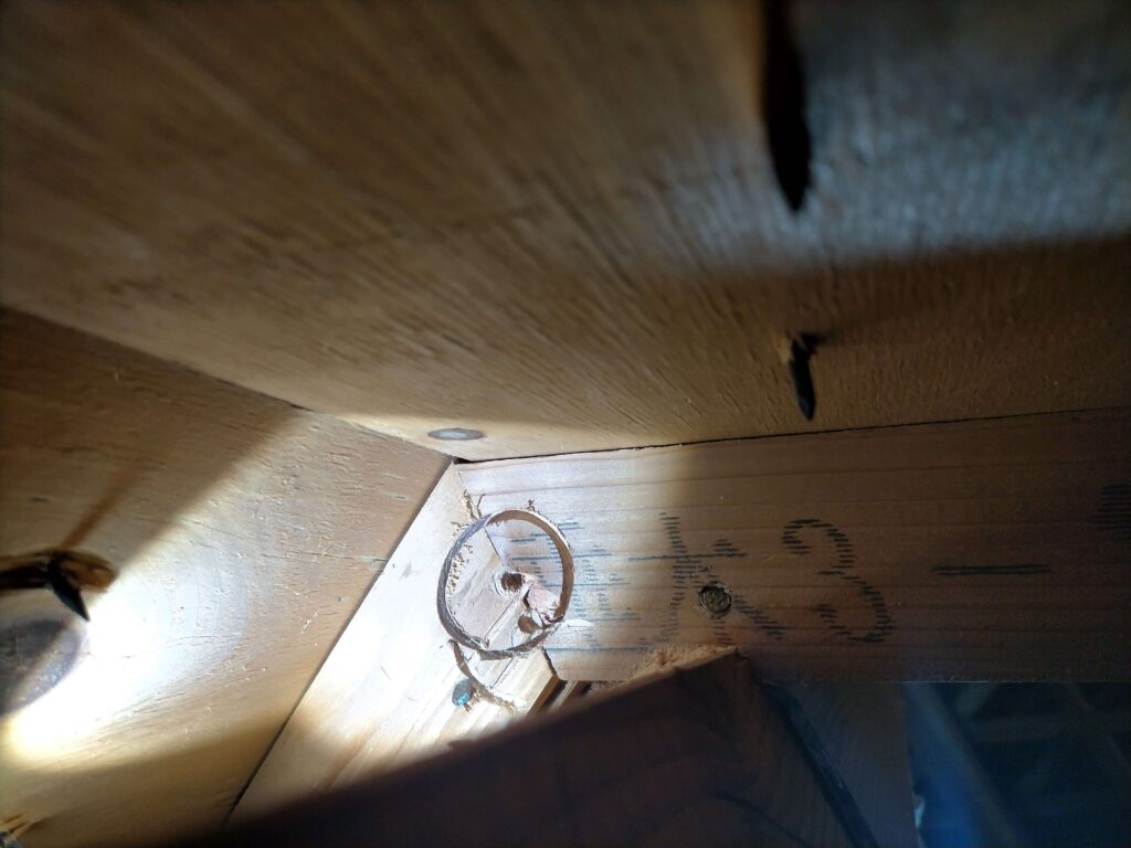 垂木の反対側にもホールソーで通気路用の穴をあける