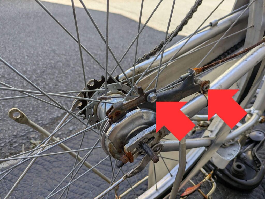 電動自転車後輪ブレーキユニットの固定ボルト2本を外す（ブレーキワイヤーを抜かない裏技）