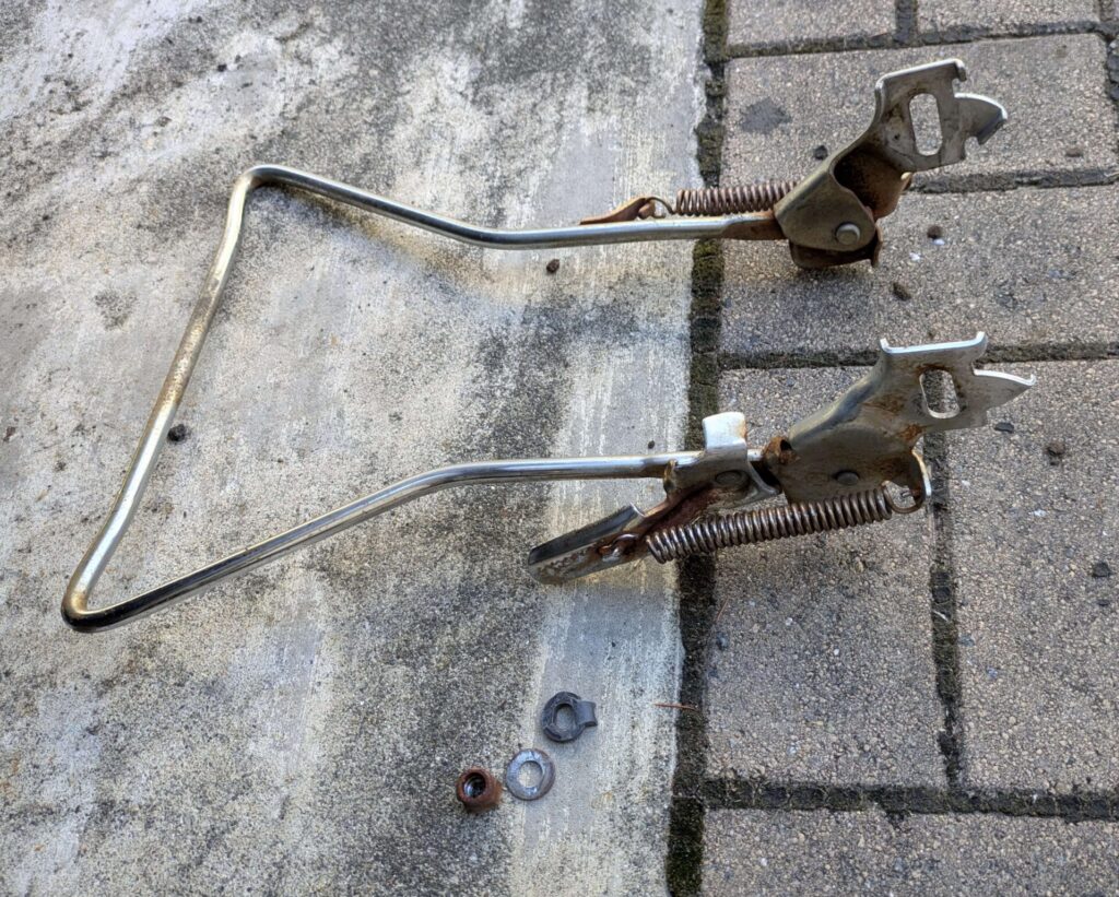 電動自転車後輪タイヤ交換のため外したスタンド、ハブナット、ワッシャー