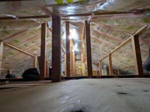 屋根断熱DIY完成後の全体写真（グラスウール100mm充填・通気層確保済み）