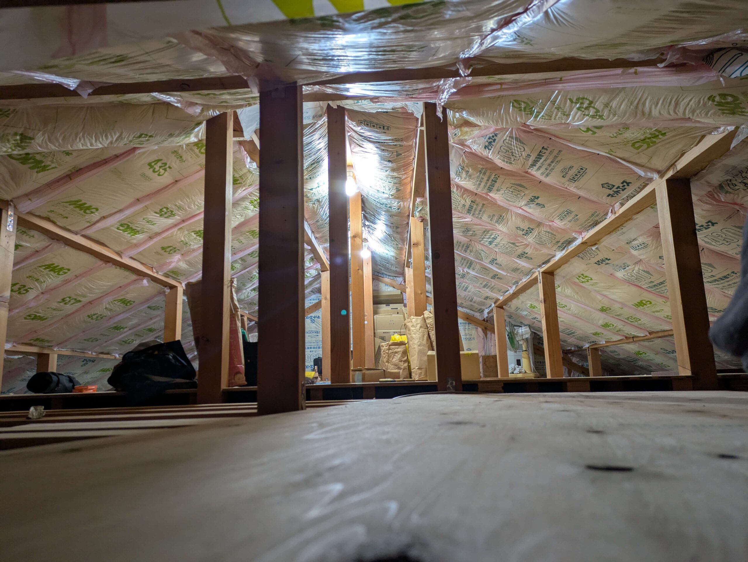 屋根断熱DIY完成後の全体写真(グラスウール100mm充填・通気層確保済み)