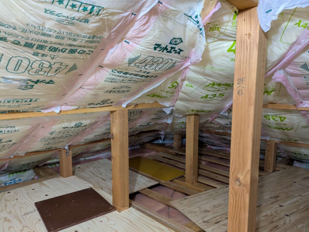 屋根断熱完了(寄棟左側・隙間なく充填)