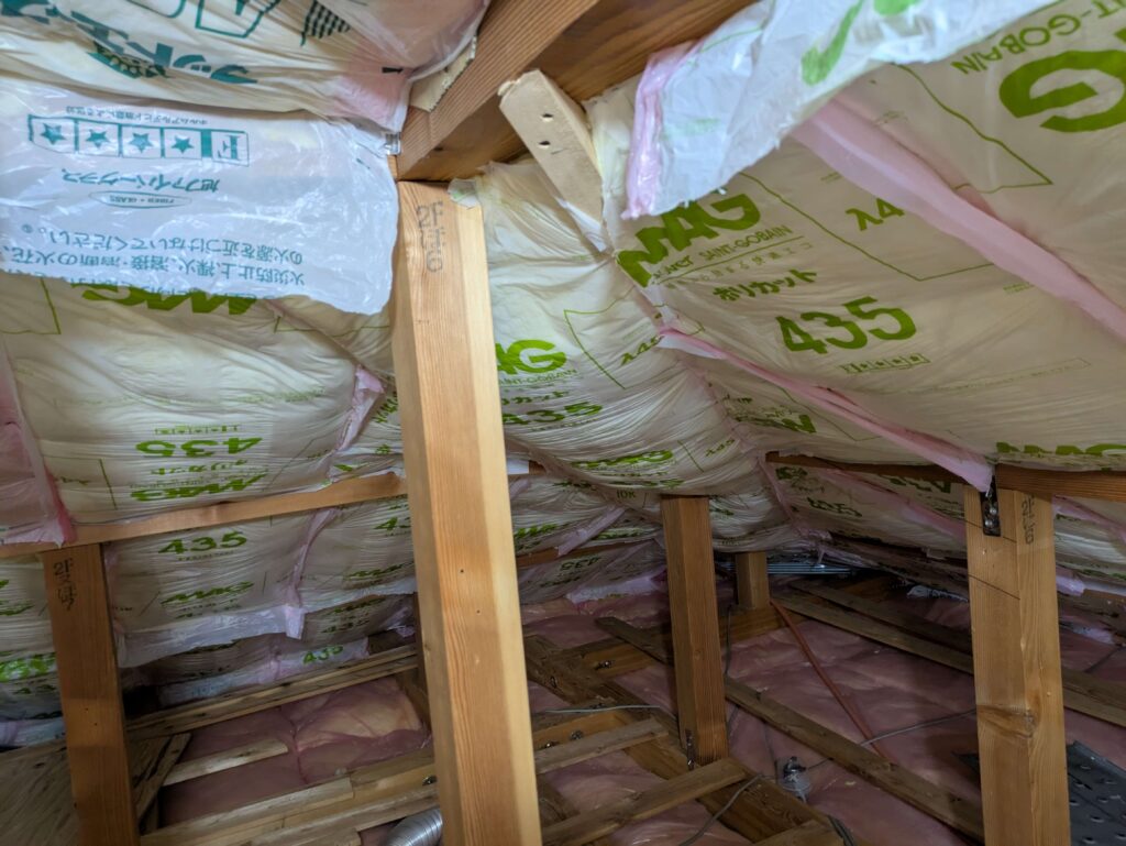 屋根断熱完了(寄棟右側・隙間なく充填)